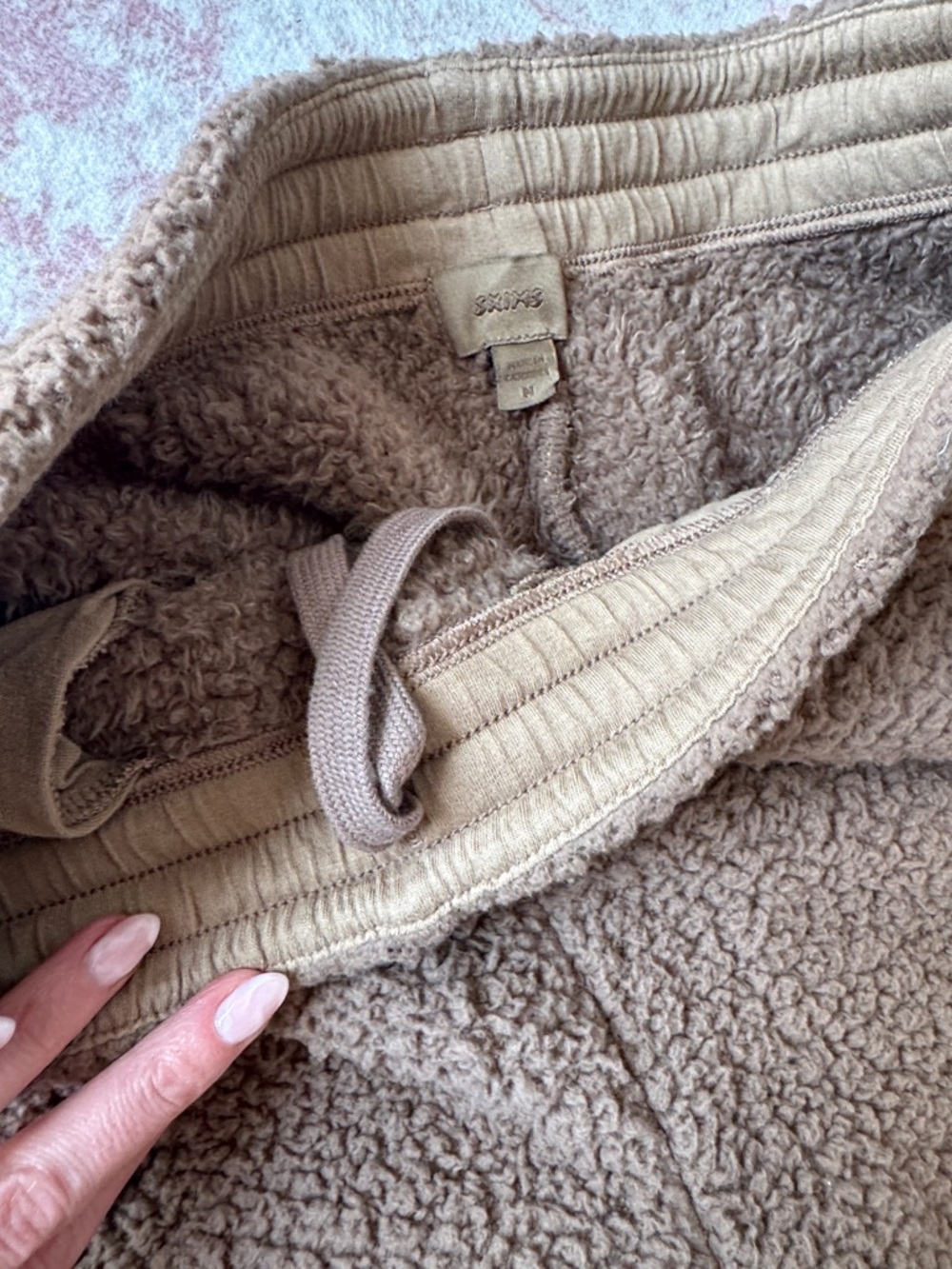 SKIMS Cozy Sherpa Sweatpants in Light Taupe - Picture 5 of 6